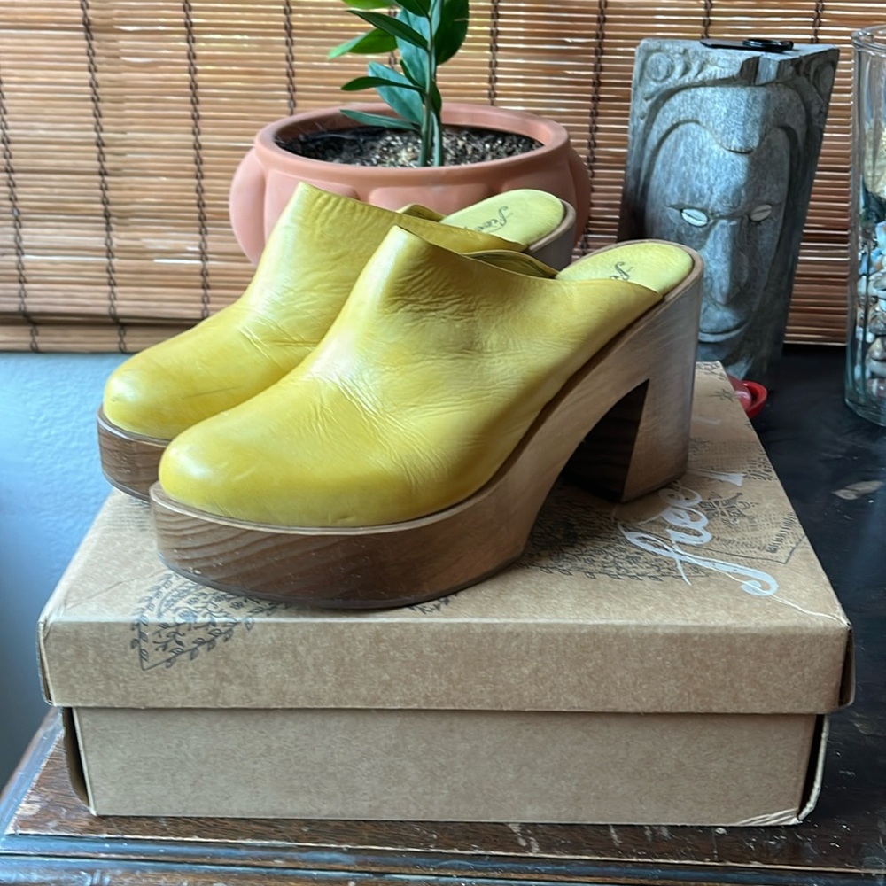 ✨ FREE PEOPLE SUKI PLATFORM CLOG ✨